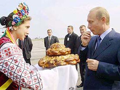 Putin es recibido a la manera tradicional, con pan y sal, ayer en Zaporozhye (Ucrania). PLANO MEDIO - ESCENA