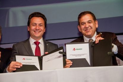 Emilio Lozoya y Alonso Ancira, presentan la firma de un convenio para la adquisición de productos siderúrgicos, el 12 de septiembre de 2013.