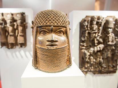 Tres de los bronces de Benín que se exponen en el Museo de Artes Plásticas de Hamburgo (Alemania) y que serán devueltos a Nigeria.