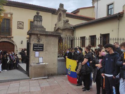 Funeral por la niña de 14 años asesinada en Oviedo, este viernes.