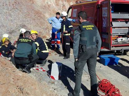 Guardia civil y bomberos, durante las labores de rescate en el lugar del suceso. 