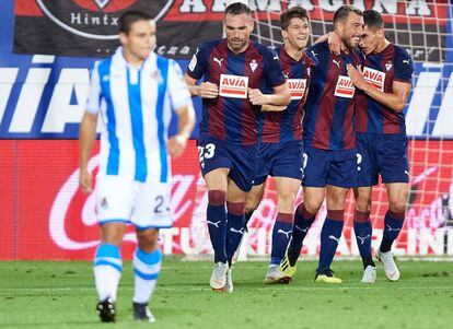Los jugadores del Eibar celebran un gol en el derbi contra la Real Sociedad