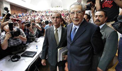 El exdictador Efraín Ríos Montt, con sus abogados en su juicio, en mayo de 2013.