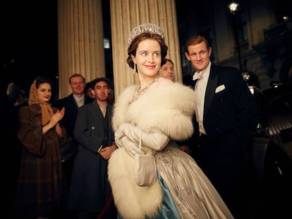 La actriz Claire Foy, en su papel de la reina Isabel II en la serie 'The Crown', ha logrado conjugar tres roles en uno en su joyero: el lujo, sello propio y la sutileza. |