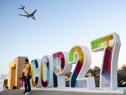 Un avión sobrevuela la reunión de la COP27 en Sharm El-Sheikh, en Egipto, el pasado, 9 de noviembre.