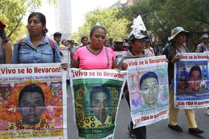 Familiares de los 43 estudiantes, en una marcha este jueves en la capital.