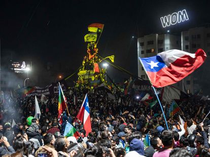 Miles de chilenos celebran en la Plaza Italia de Santiago el triunfo de la opción de cambio constitucional en el referéndum del domingo 25 de octubre.