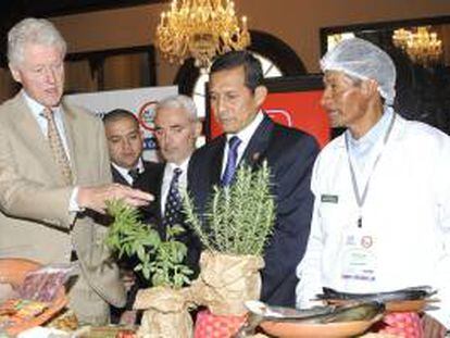 Imagen cedida por la Presidencia de Perú donde se ve al presidente de Perú, Ollanta Humala (2-d), hablando con el expresidente de EE.UU., Bill Clinton (i), durante un encuentro con productores agropecuarios este 14 de mayo, en la sede del Palacio de Gobierno en Lima (Perú).