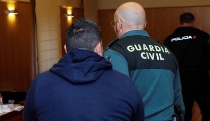 Un guardia civil escolta al acusado en la Audiencia Provincial vallisoletana.