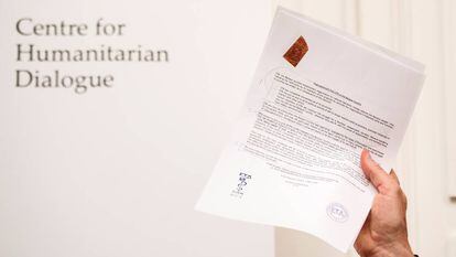 El director ejecutivo del centro para el diálogo humanitario de la Fundación Henri Dunant, el neozelandés David Harland, muestra el comunicado de la banda terrorista ETA en el que anuncia el fin de su trayectoria, en Ginebra (Suiza).