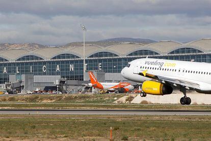 Aviones en el aeropuerto de Alicante, en una imagen de archivo.