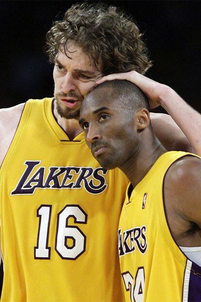 Pau Gasol y Kobe Bryant se consuelan durante un partido con los Lakers.