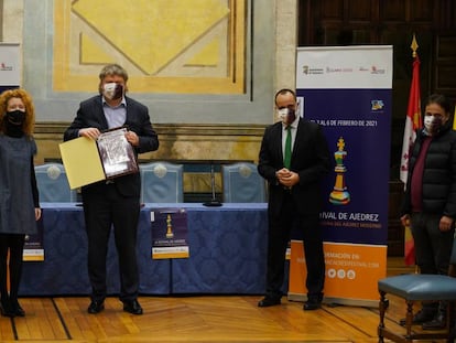 Shírov, con el trofeo, junto a: Ana Suárez, teniente de alcalde; 
 Vicente Rodríguez, director de Deportes de la Universidad; y
 Fernando Castaño, concejal de Cultura y Turismo