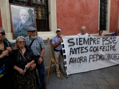 Simpatizantes del PSOE, junto a la puerta del lugar donde se celebraba un acto de homenaje a Felipe González, el jueves en Sevilla.