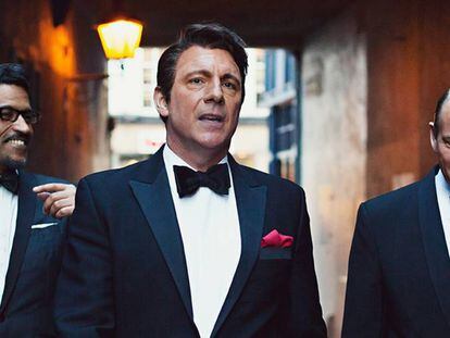 De izquierda a derecha, George Daniel Long, Mark Adams y Stephen Triffitt caracterizados como Sinatra &amp; friends.