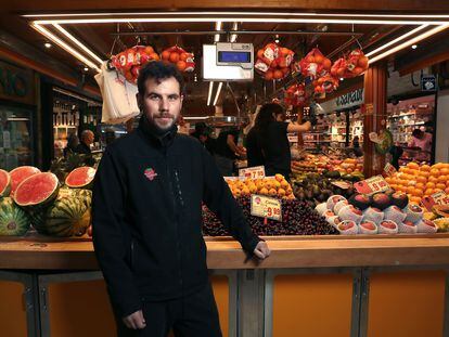 Javier López, empleado de Frutas Mari Carmen, en su puesto en el Mercado de la Paz.