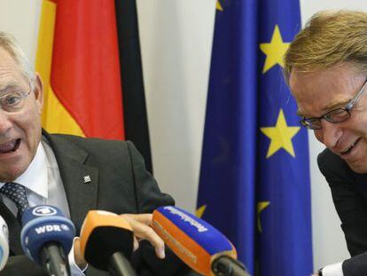 El presidente del Bundesbank, Jens Weidmann (derecha) junto al ministro de Finanzas, Wolfgang Sch&auml;uble.