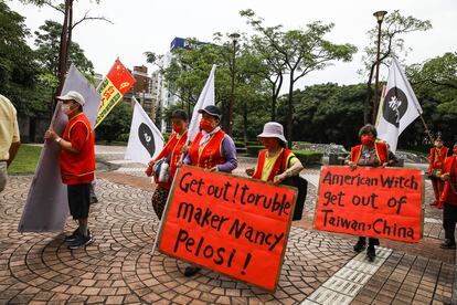 Manifestantes proChina protestan frente al hotel Grand Hyatt antes de la llegada de Pelosi.