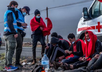 Agentes de Frontex interrogan a migrantes llegados a Gran Canaria, en enero de 2021.