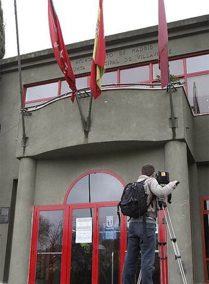 Un cámara toma imágenes de la fachada de la Junta de Distrito de Villaverde.