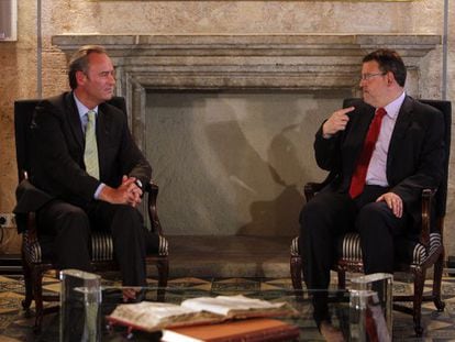 Alberto Fabra y Ximo Puig, en el Palau de la Generalitat.