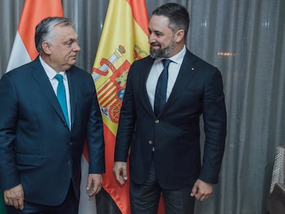 El primer ministro húngaro, Viktor Orbán, izquierda, junto al líder de Vox, Santiago Abascal, durante la entrevista que mantuvieron en Madrid en enero de 2022.