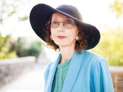 La escritora estadounidense Joyce Carol Oates posa en los jardines de la Universidad de Princeton.
