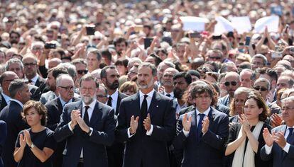 D'esquerra a dreta, Sáenz de Santamaría, Rajoy, el rei Felip VI, Puigdemont i Colau.