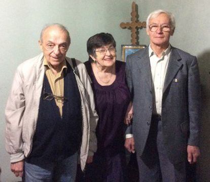 De izquierda a derecha, Cristian Dumitrescu, Aurora Dumitrescu y Octav Bjoza, detenidos políticos durante la dictadura comunista en Rumania. / M. R. S.