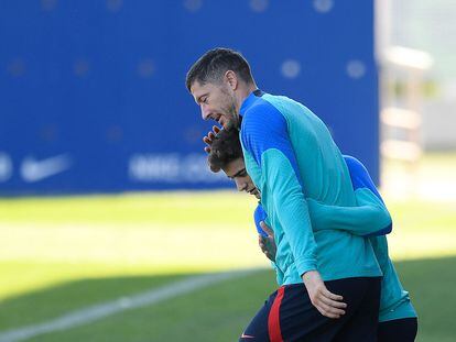 Robert Lewandowski abraza a Gavi en un entrenamiento del Barcelona.
