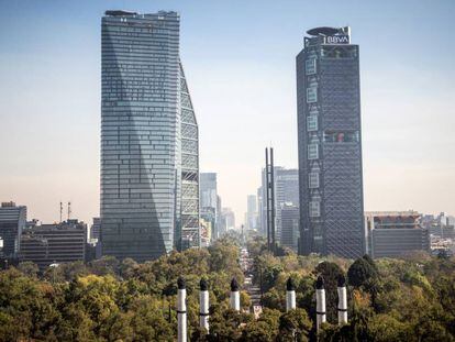 Vista de la torre BBVA en el paseo de la Reforma de Ciudad de México.