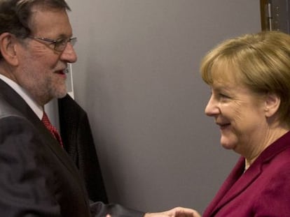 El presidente del Gobierno, Mariano Rajoy (i), durante la reuni&oacute;n que ha mantenido hoy con la canciller alemana, Angela Merkel, previa al Consejo Europeo que se celebra hoy en Bruselas. EFE/Presidencia del Gobierno