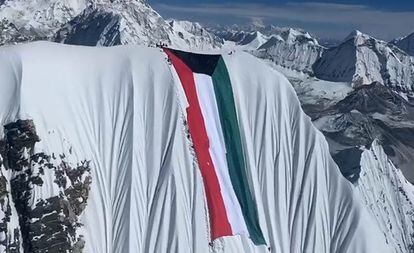 La bandera de Kuwait de 100 metros y 150 kilos, en la cima del Ama Dablam.