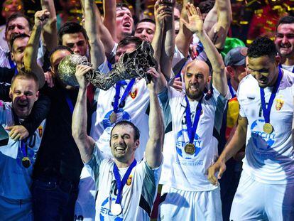 Los jugadores del Vardar levantan el trofeo de campeón de la Champions.