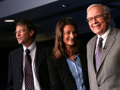 Bill y Melinda Gates, junto a Warren Buffet en Nueva York en junio de 2006, en la firma de la donación de 31.000 millones de dólares por parte de Buffett a la fundación Gates.