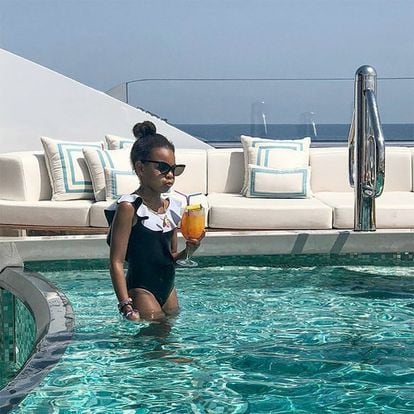 Blue Ivy, de 6 años, tomando una bebida en la piscina del yate ya que la familia alquila por $1.2 millones de dólares por semana, en Italia.