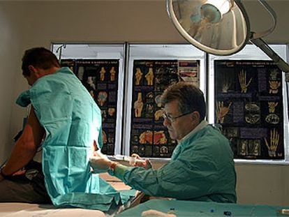 Administración de una inyección epidural a un enfermo en la Unidad del Dolor del hospital Ramón y Cajal de Madrid.