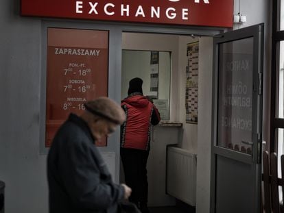 Una oficina de cambio en la estación de autobuses de la ciudad polaca de Lublin, este miércoles.