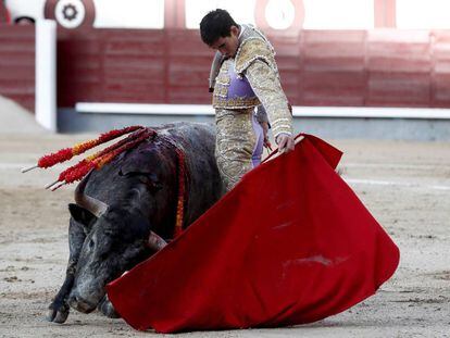 El diestro Saúl Jiménez Fortes da un pase a uno de sus astados en el festejo inaugural de la temporada 2018 en Las Ventas.