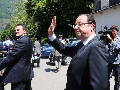 Hollande visita un pueblo da&ntilde;ado por las inundaciones en junio.