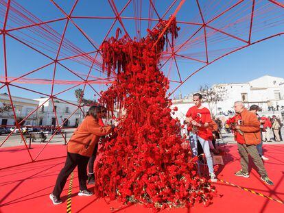 La instalación artística con 5.500 claveles realizada por Florenea de Jerez se concluyó justo al mediodía, hora en la que nació Lola Flores hace cien años.