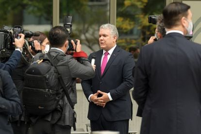 El presidente de Colombia, Iván Duque, habla con la prensa tras la reunión con el presidente del Banco Mundial, David Malpass, en la sede del organismo en Washington (EE UU).