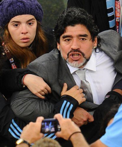 Maradona abandona el campo, acompañado de su hija, tras la derrota ante Alemania.