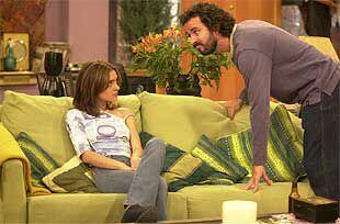 Eva Santolaria (Vero) y Guillermo Toledo (Richard), en una escena de la comedia <b></b><i>7 vidas.</i>