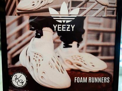 Un par de zapatillas de la colección Yeezy en una tienda de Paramus, en Nueva Jersey, en una imagen de archivo.