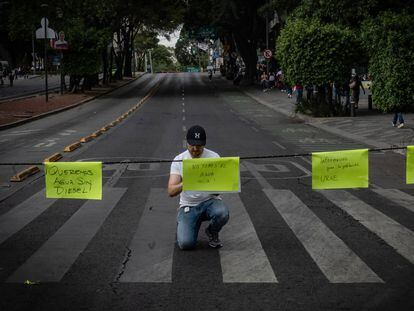 Vecinos de la alcaldía Benito Juárez bloquean el cruce de las avenidas Insurgentes y Xola en protesta por el agua contaminada, este miércoles.