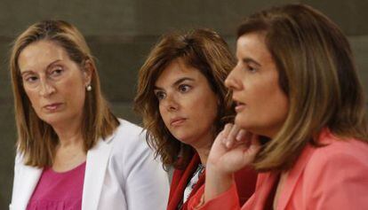 Ana Pastor, ministra de Fomento; Soraya Saenz de Santamaria, vicepresidenta; y Fátima Banez, ministra de Empleo.