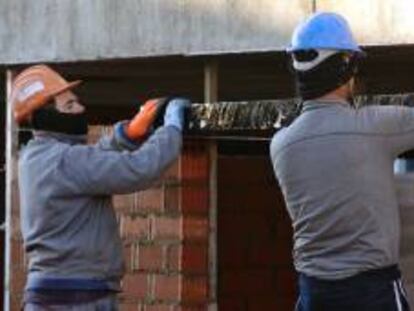 Dos albañiles trabajan en una obra en Valladolid.