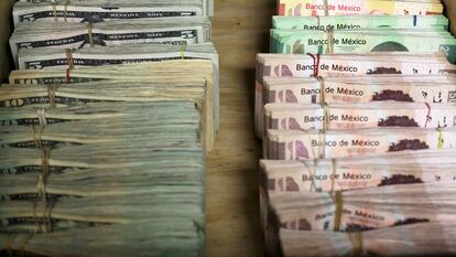 Fajos de billetes de pesos mexicanos y dólares estadounidenses en una casa de cambio de divisas en Ciudad Juárez, México.