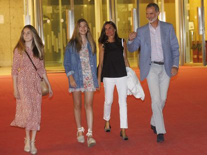 De izquierda a derecha, la princesa Leonor, la infanta Sofía, la reina Letizia y el Rey, el pasado sábado en Madrid, a la salida de un teatro.